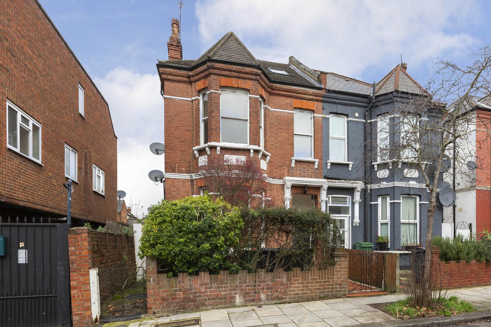 			4 Bedroom, 1 bath, 1 reception Flat			 Ebbsfleet Road , Kilburn